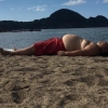 SNS 뒤집어논 해변에 누운 남자 사진 한 장