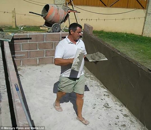 수영장을 짓는데 300파운드가 들었는데, 그중 시멘트가 가장 비쌌다고.