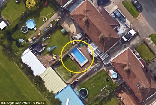 엘러리의 작은 집에 생긴 수영장은 이웃들이 찾아오는 명소가 됐다.