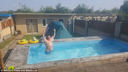 온전히 혼자 힘으로 만든 수영장에서 엘러리가 여유로운 한때를 즐기고 있다.