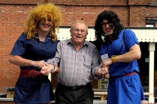 봉사자들 가운데 남성인 피터 콜필드 의장은 20년 동안 행사를 진행해오면서 의료업계 종사자나 주민들에게 항의를 받은 일이 한번도 없었다고 말했다.