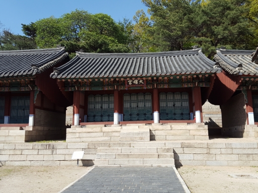 청와대 내부에는 조선 시대 일곱 왕들을 낳은 비빈들의 사당이 있다. 사진 속 사당은 장희빈의 신위를 모신 대빈궁이다.