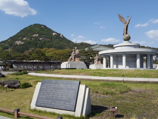 청와대 사랑채 앞 뜰인 무궁화 동산. 청와대 방문하는 당일 미세먼지 한 톨 없는 청정한 하늘이 펼쳐졌다.