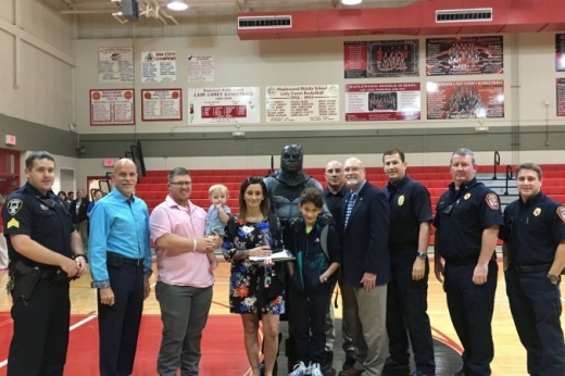 제이든 폰트노트(10)는 양수가 터진 어머니의 출산을 도와 동생과 어머니 모두를 구한 영웅적인 행동으로 시에서 표창장을 받았다.