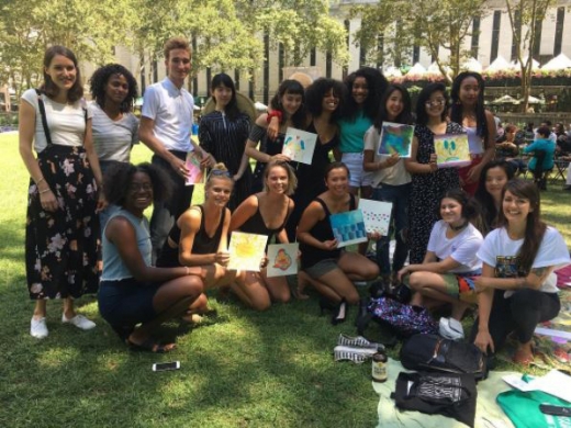 모임에 참가한 클럽 회원들은 그림 치료를 통해 우울증을 극복하는 법을 배웠다.