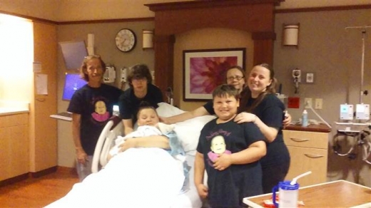 가족들이 모여 가이스트의 출산을 축하하고 있다.