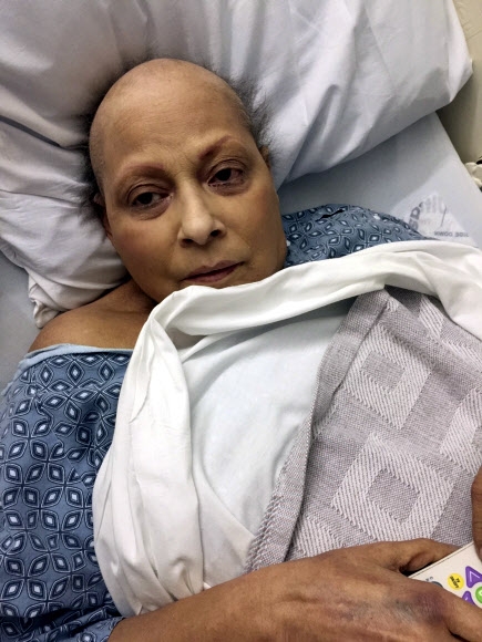 존슨앤존슨과 소송에서 4700억원 배상 판결을 받아낸 난소암 말기 환자 에바 에체베리아. (사진=AP 연합뉴스)