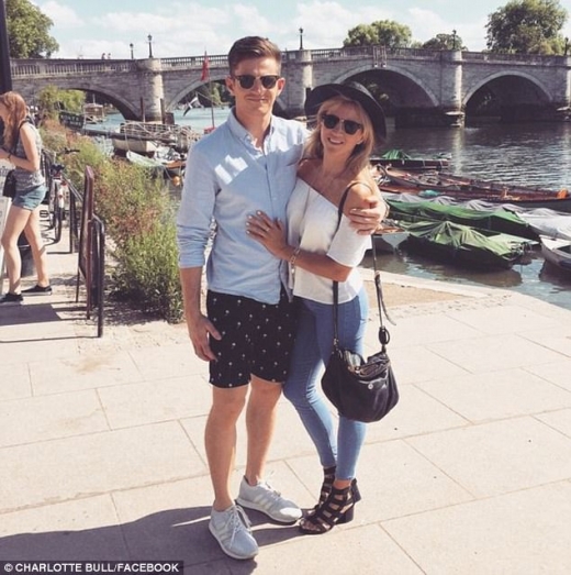 전날 밤 여자친구와 휴가에서 돌아왔던 그는 시간에 쫓겨 실수로 여자친구 여권을 집어들었다.