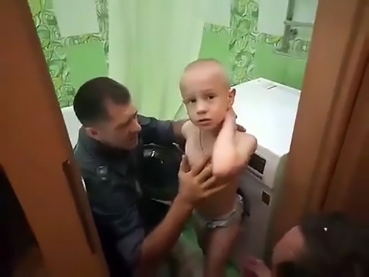 남자 아이는 별탈없이 세탁기에서 빠져나왔다.