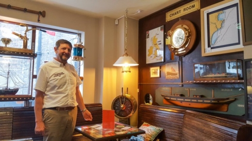 주인장은 자신의 카페를 찾아오는 손님들이 옛 시절에 대한 담소를 나누고 조용한 분위기를 즐기길 원했다.