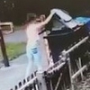 살아있는 고양이, 쓰레기통에 버린 12세 소녀