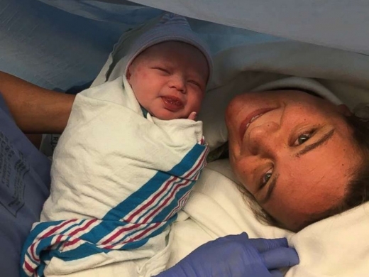 다섯번째 식구가 된 로럴린과 엄마 다니엘 윅스. (사진=ABC)