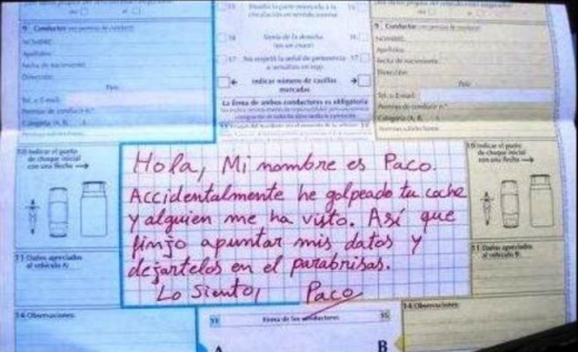 경찰이 여러 수사 기록과 함께 공개한 양심 불량 운전자의 메모 쪽지. (사진=스페인 경찰)