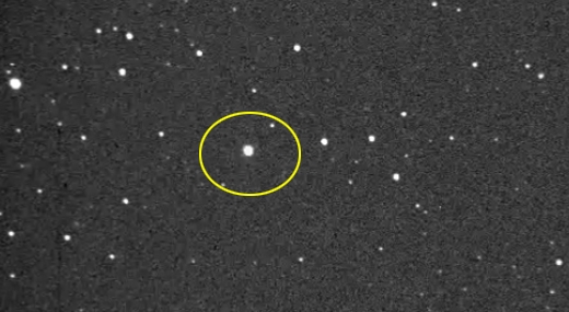 동그란 원 안의 천체가 지구를 지나가는 플로렌스