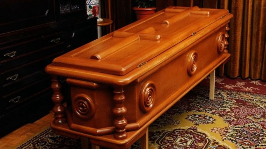 호세파 레고 할머니가 20년 전부터 일찌감치 준비해놓은 자신의 관. 이 안에 들어가 편안히 누웠다. (사진=라보스데갈리시아)