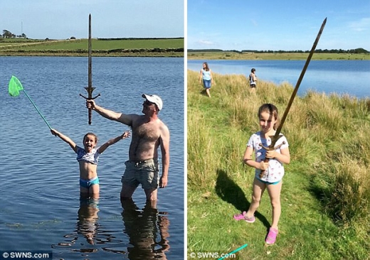 얕은 호숫가에서 검을 발견하고 기뻐하는 마틸다와 아빠의 모습.