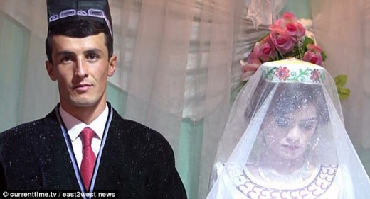 그 지역 풍습때문이라지만, 신부의 표정이 정말 구슬퍼보인다.