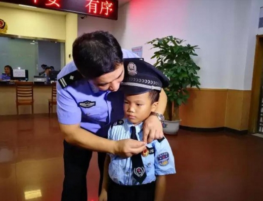 중국 광저우 하이주 경찰서장이 하오즈에게 훈장을 달아주고 있다. (사진=zaker)