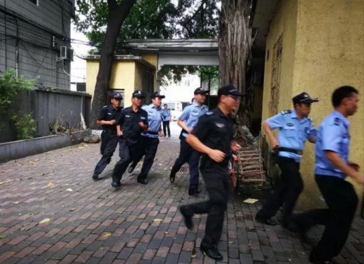하오즈를 위해 경찰들이 혼신의 범죄 소탕 작전 연기를 펼치고 있다. (사진=zaker)