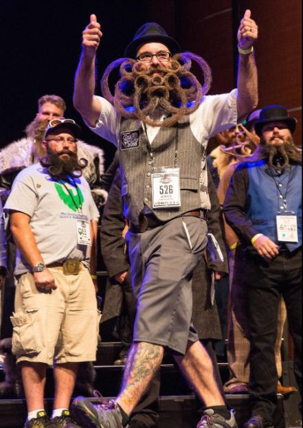 이름이 호명된 제이슨 카일리가 양손 엄치를 들어올리고 있다.