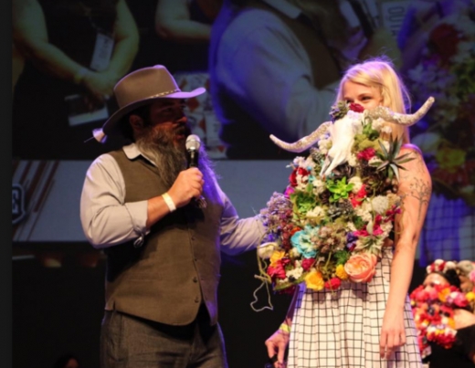 신체특성상, 남자들처럼 긴 수염을 기를 수 없는 여성참가자들은 화려한 수염을 장착했다.