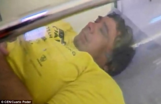 감압실에서 산소 치료를 받고 있는 모습.