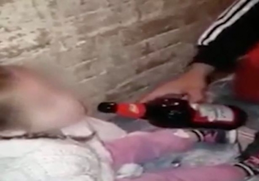 부부는 휘청거리는 딸을 붙잡아가며 이 상황을 즐기는 듯 했다.