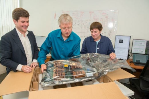 엔비디아가 출시한 DGX-1 시스템을 살펴보고 있다. (사진=엔비디아)