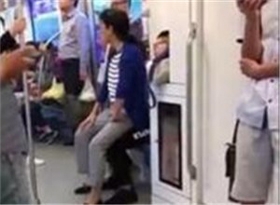 한참 입씨름을 벌이던 아주머니는 청년이 끝내 자리를 양보하지 않자 그의 무릎 위에 털썩 앉아버렸다. (사진=중국청년망) 