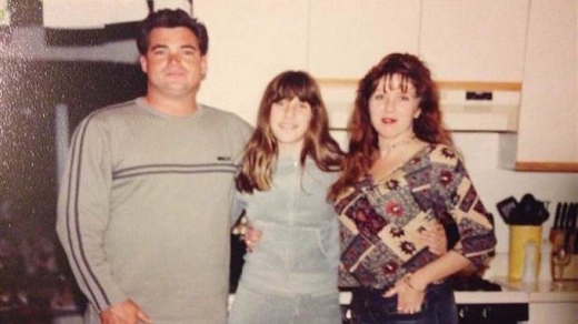 17년 전, 린제이는 엄마를 집까지 데리러 온 하이와 처음 마주했다.