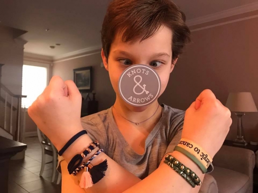 노츠(Knots)는 ‘밧줄이 더 이상 없으면 밧줄 끝에 매듭을 만들고서라도 붙잡아라’, 애로(Arrows)는 ‘삶이 힘들지라도 그 순간은 화살처럼 앞으로 나아가기 위한 과정일 뿐이다’라는 의미를 담고 있다.  