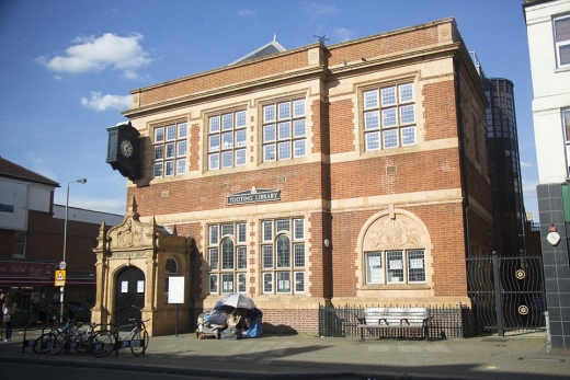 도서관 바로 앞 벤치에 터를 잡고 생활하는 모자.