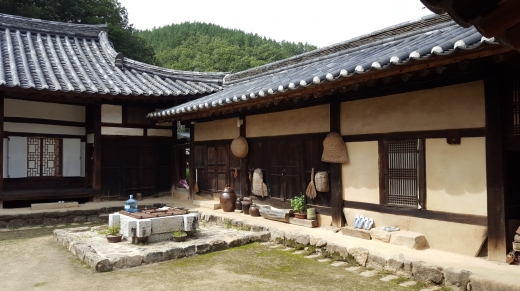 세월의 흐름 속에서도 현대와 과거가 공존하는 생활을 송소고택에서는 체험할 수 있다.