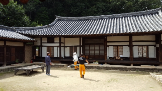 송소고택의 일상. 벌집을 제거하기 위해 119대원들이 구슬땀을 흘리고 있다.