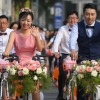 中 이색 결혼식 화제…‘공유 자전거 신혼여행 퍼레이드’