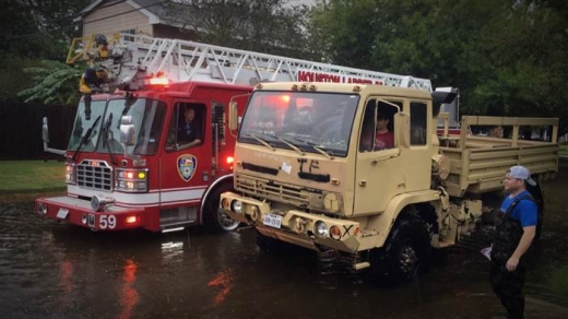 왼쪽은 휴스턴 소방차, 오른쪽은 닉의 군용트럭.