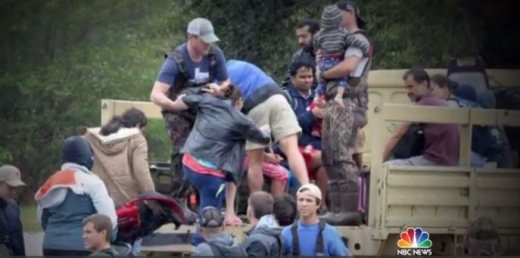 홍수에 오도가도 못했던 주민들이 닉의 군용트럭에 올라타고 있다.