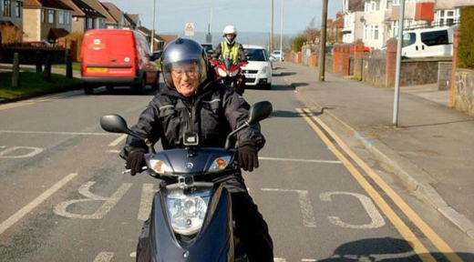 할아버지는 매일 아침 일찍 일어나 가볍게 운동하고 오토바이를 타는데 대부분 날에는 친구를 만나거나 지역 양로원을 방문한다.