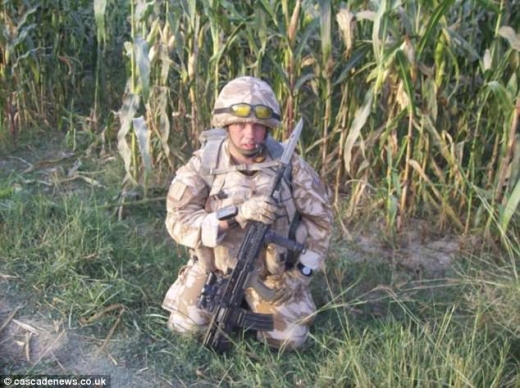 그는 국가를 위해 봉사했으나, 일반인의 신분으로 돌아왔을 때 그를 향한건 편견뿐이었다.