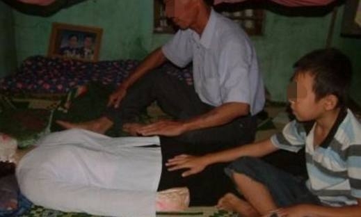 남편 A씨가 아내의 미라 시신을 살피고 있다. (사진=바이두)