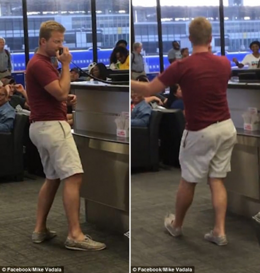 게이트 앞을 자신의 공연무대처럼 활보하는 남성.