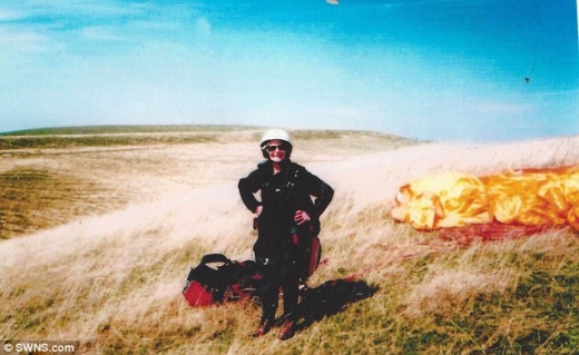 낙하산 점프 후의 모습. 할머니는 가족과 친구들에게 제정신이 아니닌 것 같다는 말을 들었다.