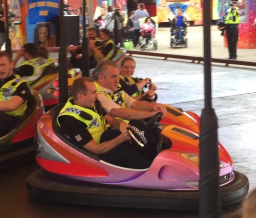 경위 스콧 스노든은 경찰관들도 잠시나마 축제를 즐길 자격이 충분히 있다고 밝혔다.