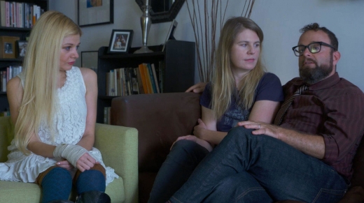 캐럴라인 마우러(왼쪽)와 아이 부모 코트니 데이비스와 빌 월코프.