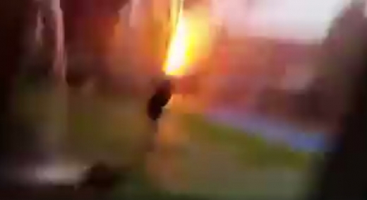 소년이 몇 걸음 떼기도 전에 소년이 들고 있던 우산으로 불벼락이 내리쳤다. (사진=영상캡처)