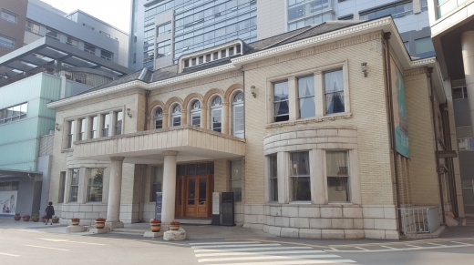 경교장의 모습. 1938년에 지어진 일본 강점기 시절의 대표적인 고급 저택으로 대한민국 임시정부 각료들이 마지막으로 사용하였던 건물이다.