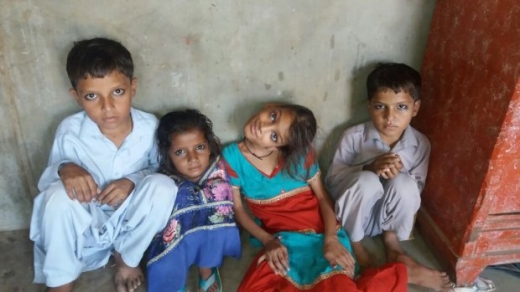 아홉살인 아프신이 커갈수록 엄마아빠는 제대로 걸을 수도 설 수도 없는 딸을 어떻게 들고 날라야 할지 걱정이다.