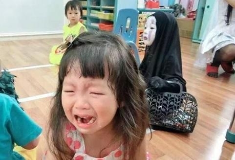 지난해 핼러윈 당시 놀랄만한 분장으로 여동생을 울린 대만 어린이