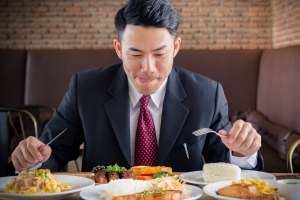 “혼밥 먹는 男, 비만 위험 커” (연구)