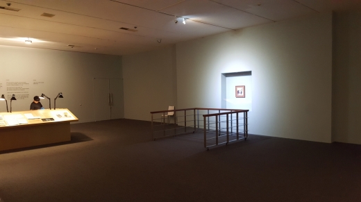 천경자 화백의 미인도. 진품 감정 여부를 두고 논란의 시간들을 전시형태로 구성하여 관람객들이 확인하게끔 하고 있다.